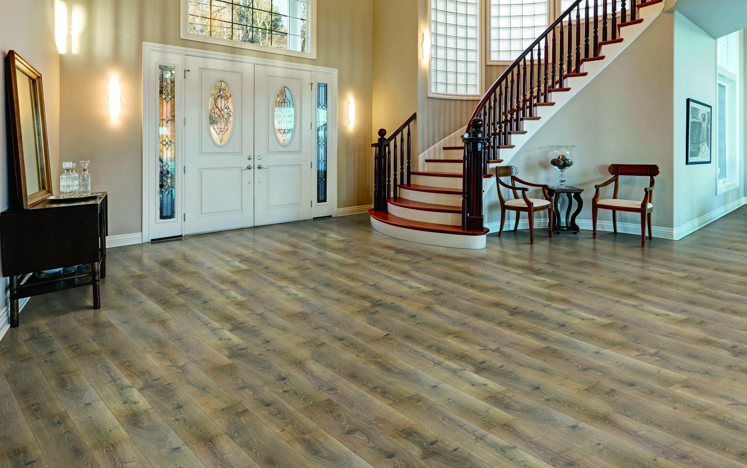 Front entrance with Colossia laminate floors in Pelzer Oak